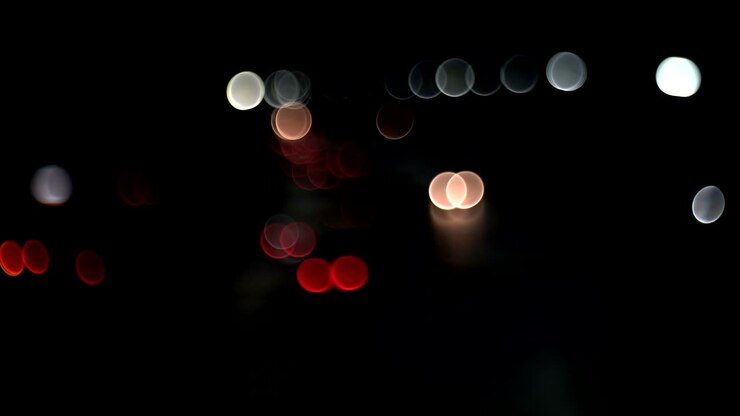 Traffico automobilistico sfocato e indistinto per le strade di Bangkok di notte, con rumore elevato e un bellissimo bokeh