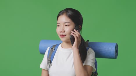 배 을 들고 전화 를 하는 젊은 여자