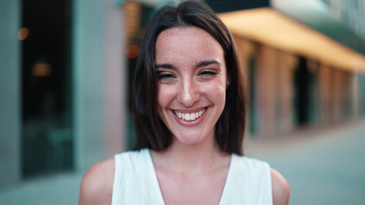 Retratos de una morena guapa con pecas