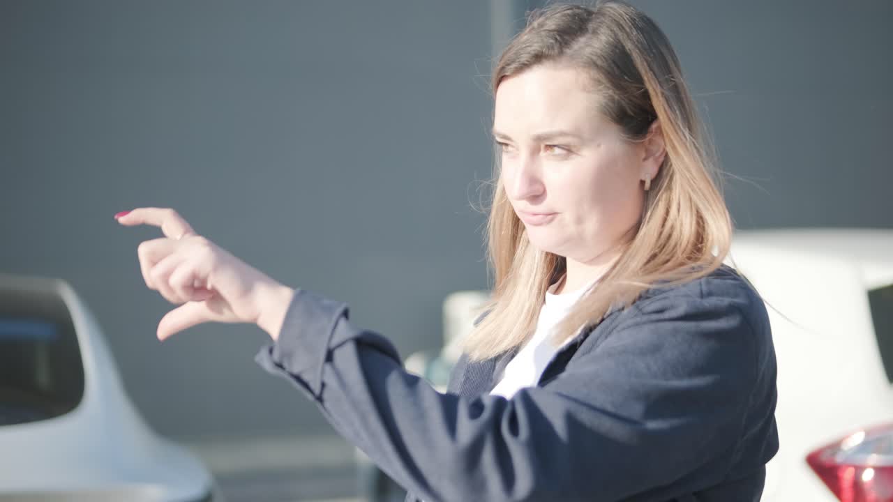 gerente de servicio de automóviles caminando por la oficina