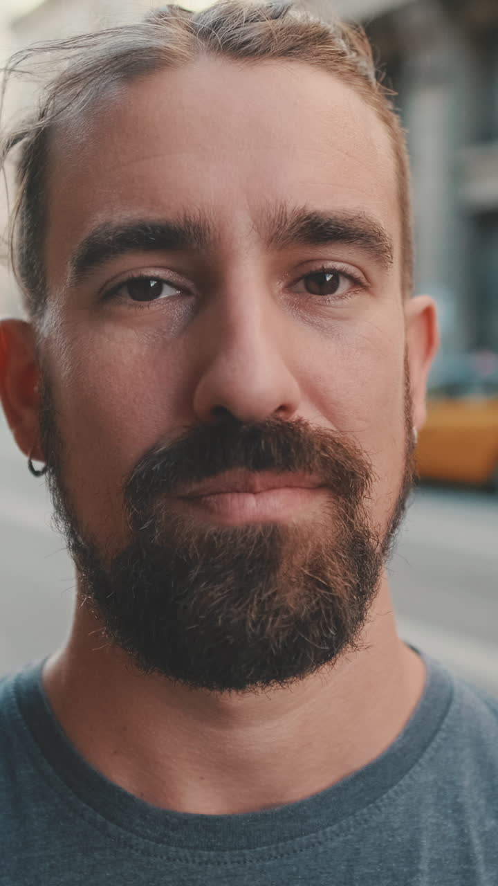 Primo piano di un uomo sorridente con la barba