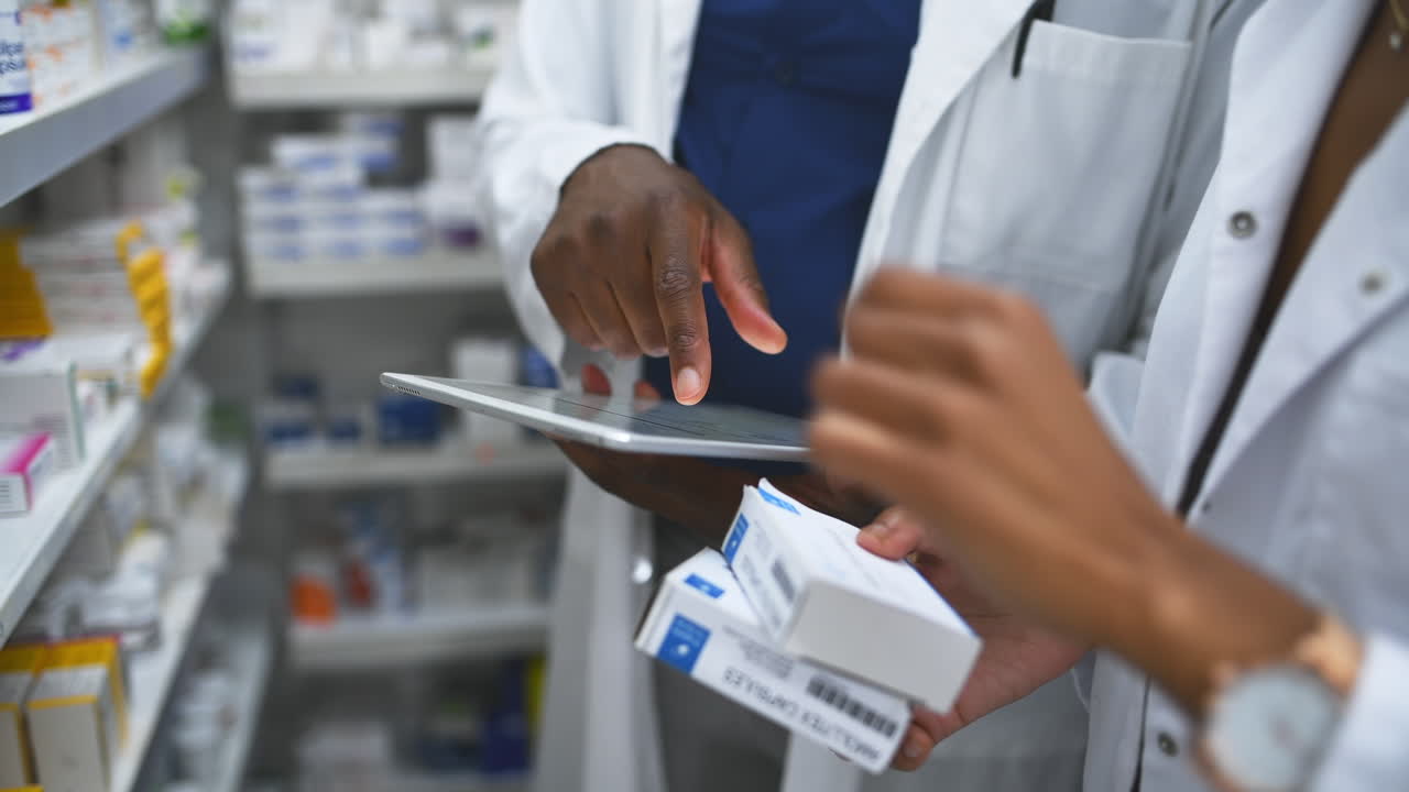 filmati in 4k di due farmacisti che usano un digitale