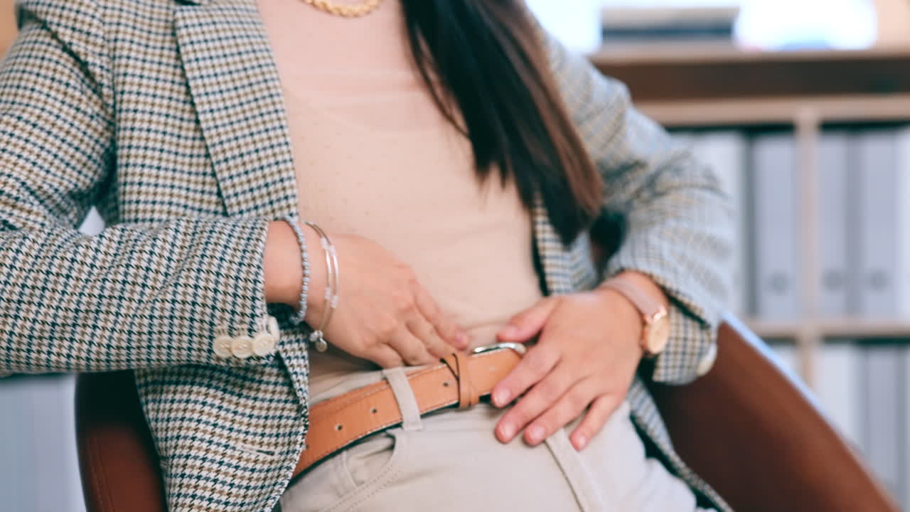 손, 배 통증 및 사무실에서 비즈니스 여성