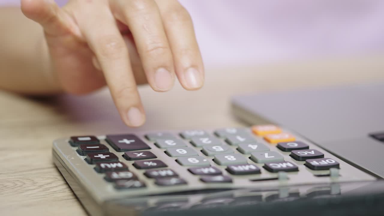 mujer contable de mano usando calculadora para impuestos y presupuesto