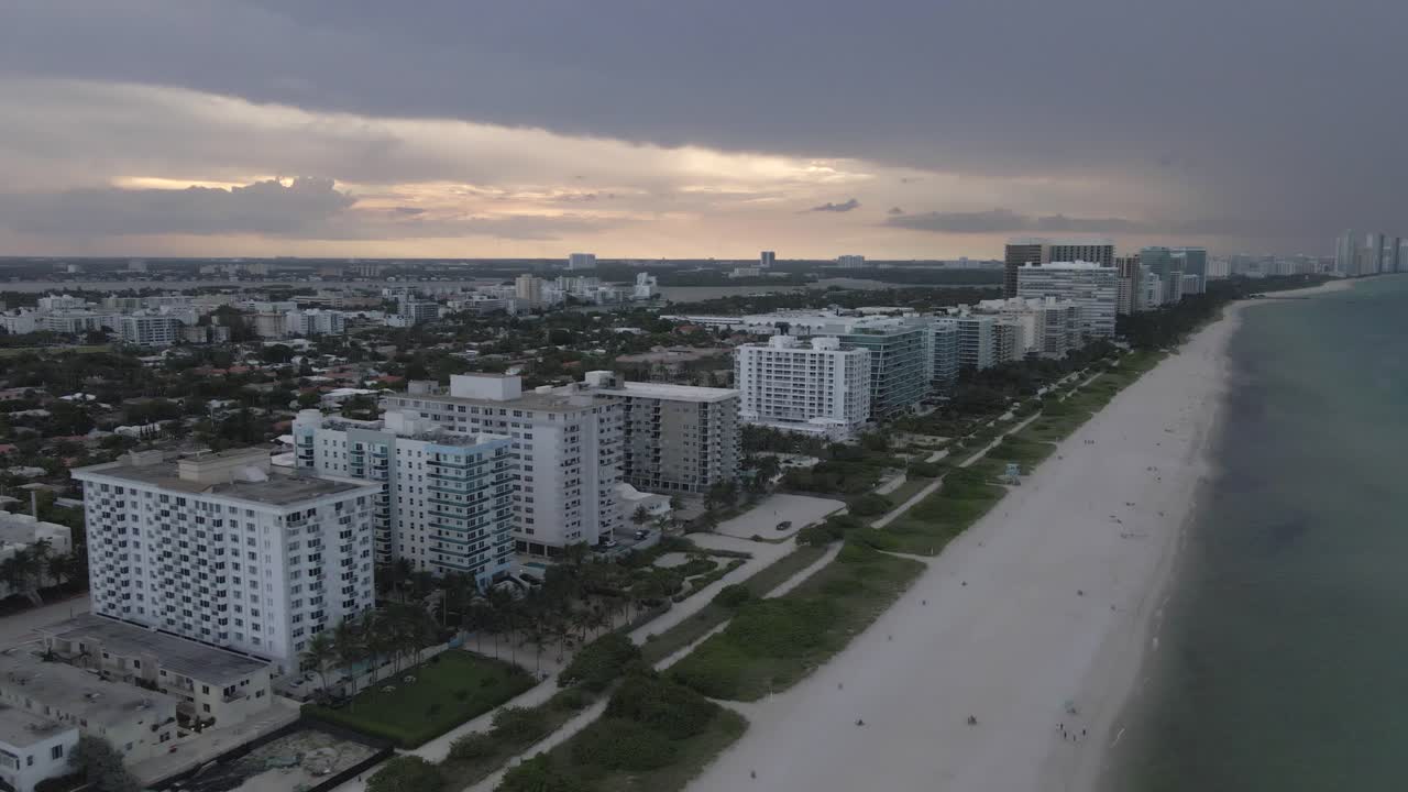 Vista aerea della tranquilla spiaggia sabbiosa di Surfside, tarda serata al tramonto.