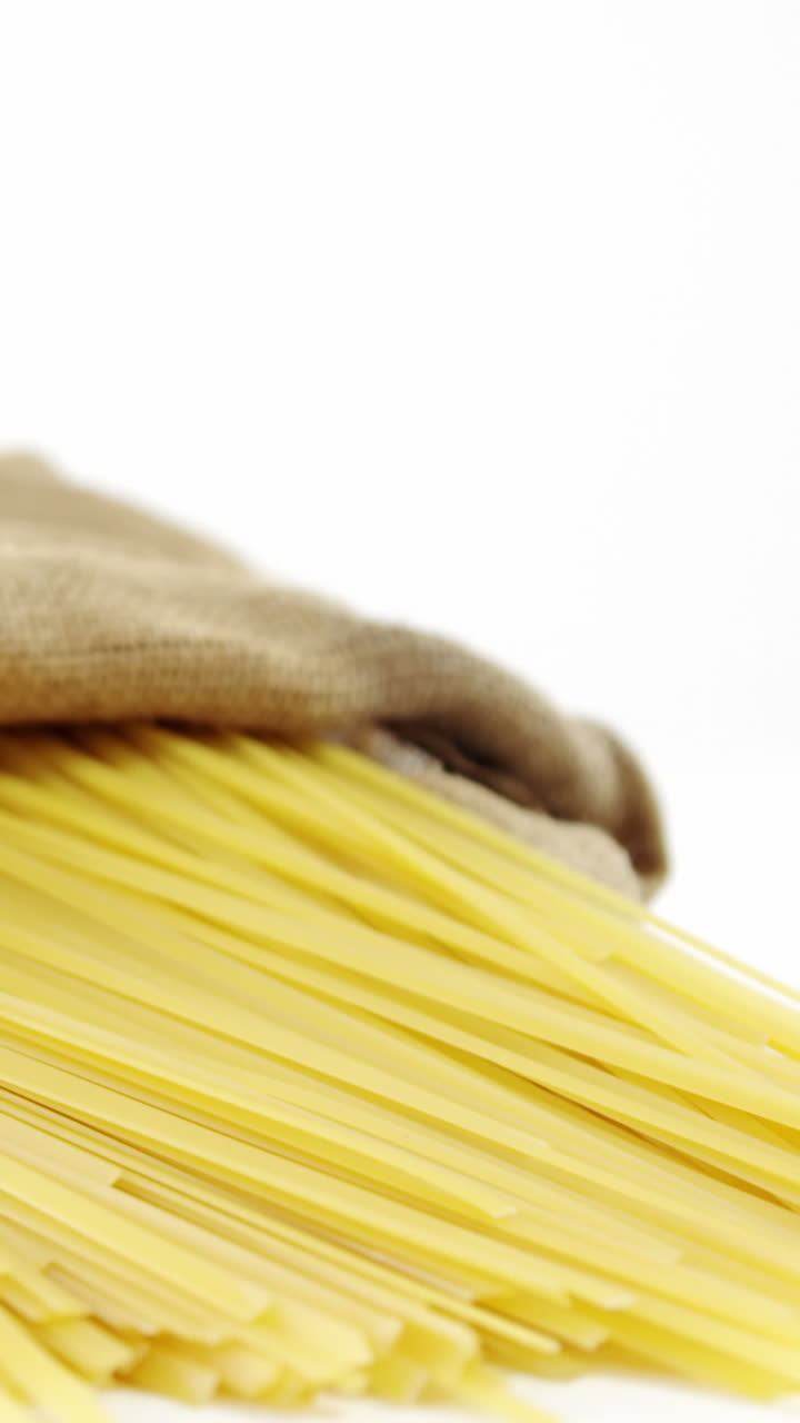 espagueti crudo en saco