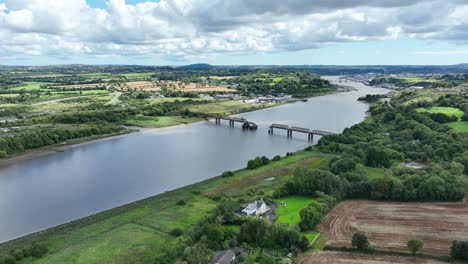 Einspielaufnahme-Einer-Alten,-Stillgelegten-Eisenbahnbrücke-über-Den-Fluss-Suir,-Waterford,-Irland