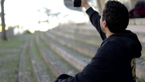 Hombre-Contenido-Teniendo-Video-Chat-En-La-Calle