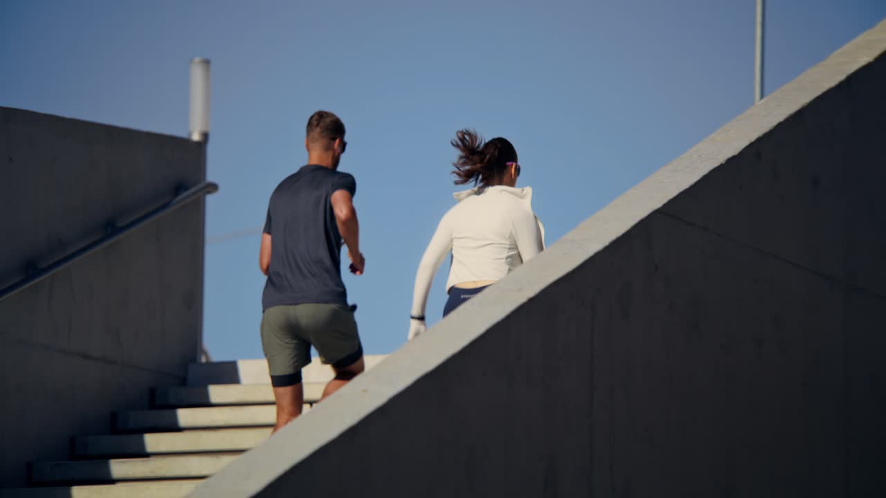 Un couple monte les escaliers en courant pour faire de l’exercice
