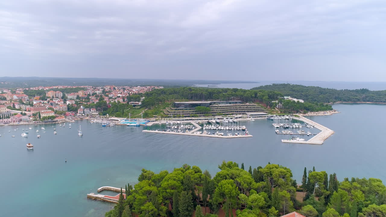 Rovigno, Croazia, ripresa aerea con avvicinamento sull'Isola Katarina verso il Grand Park Hotel Marina