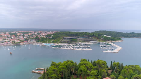 rovinj, croacia aerial push-in sobre la isla de katarina hacia el grand park hotel marina