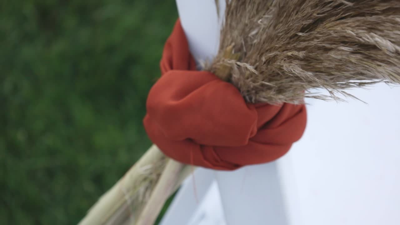 결혼식 을 위해 가제보 에 전시 된 식물 들