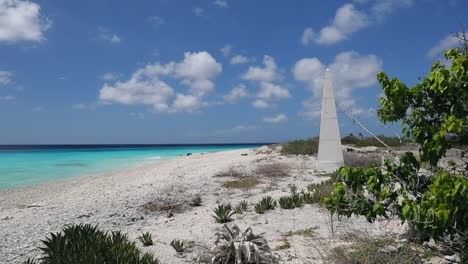 los monumentos y chozas de esclavos de bonaire