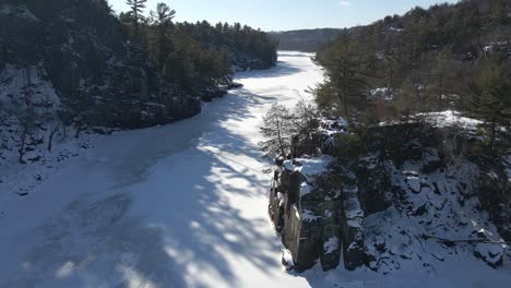 Parque-Interestatal-En-Minnesota-Y-Frontera-De-Wisconsin,-Río-St-Crox-Completamente-Congelado,-Bajas-Temperaturas-Y-Acantilados,-Acantilados-Cubiertos-De-Nieve