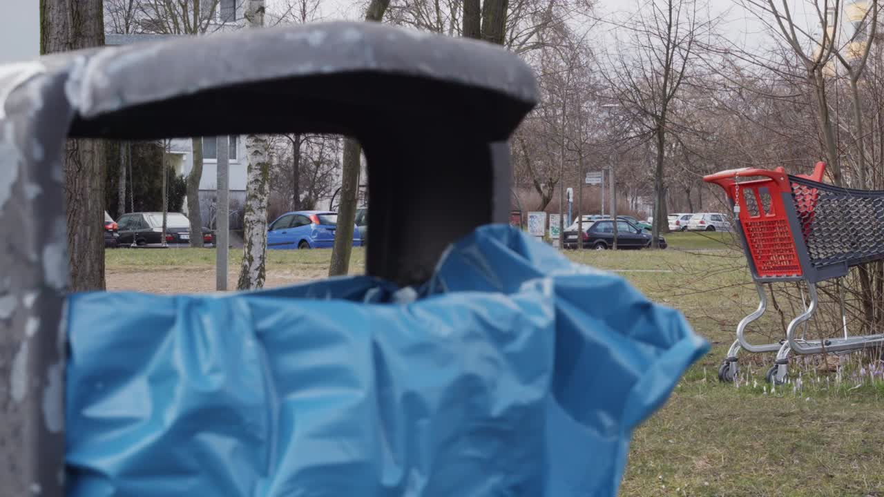 parque residencial sombrío abandonado en el suburbio oriental de berlín, alemania