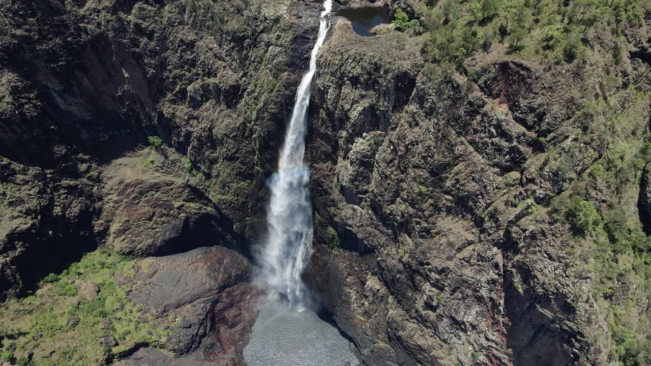 el agua que fluye hacia las cataratas wallaman en verano - cascada de una sola gota del parque nacional girringun en qld, australia
