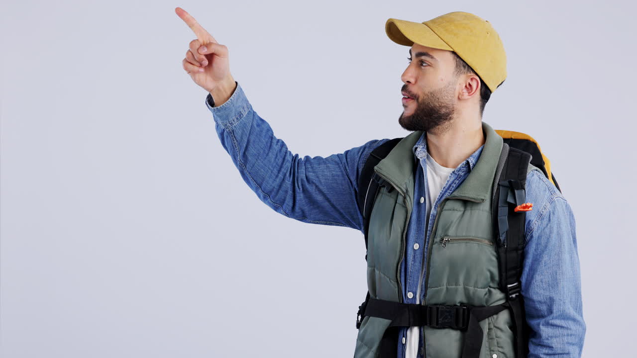 mochilero, hombre y retrato para mostrar información