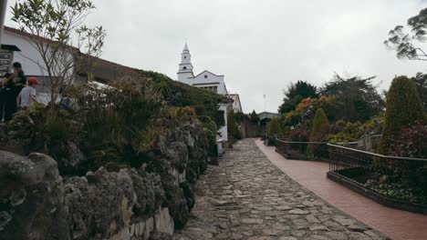 camino pedregoso a la iglesia de monserrate en un día nublado en bogotá, colombia
