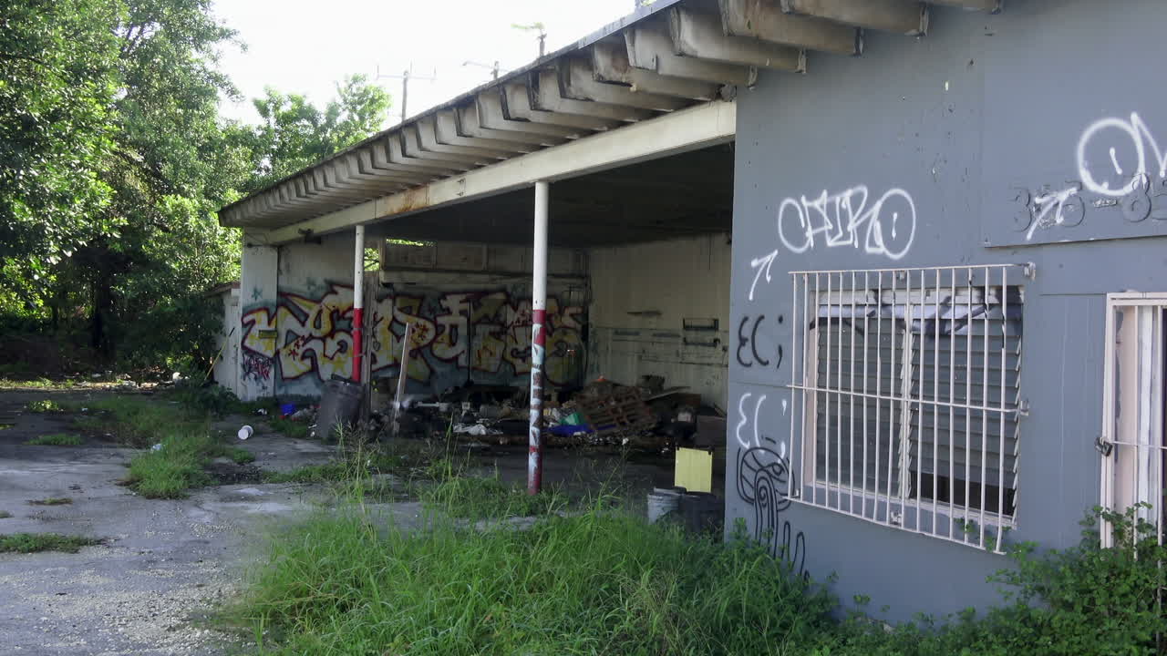 버려진 집이나 창고와 쓰레기와  ⁇ 망진창 범죄 현장 낮은 클래스를 찾고