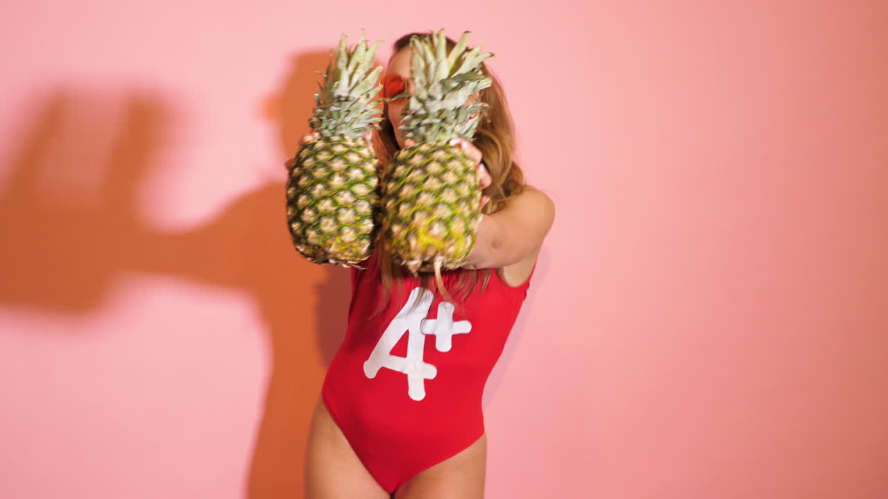 파인애플 을 입은 빨간 수영복 을 입은 여자