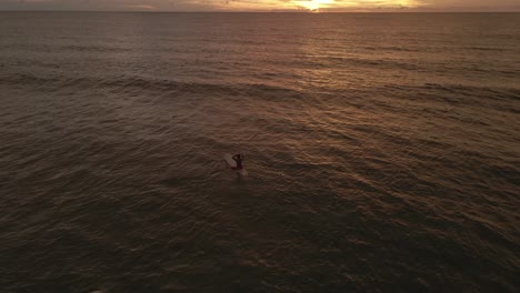 una pareja subiendo a un remo al atardecer.