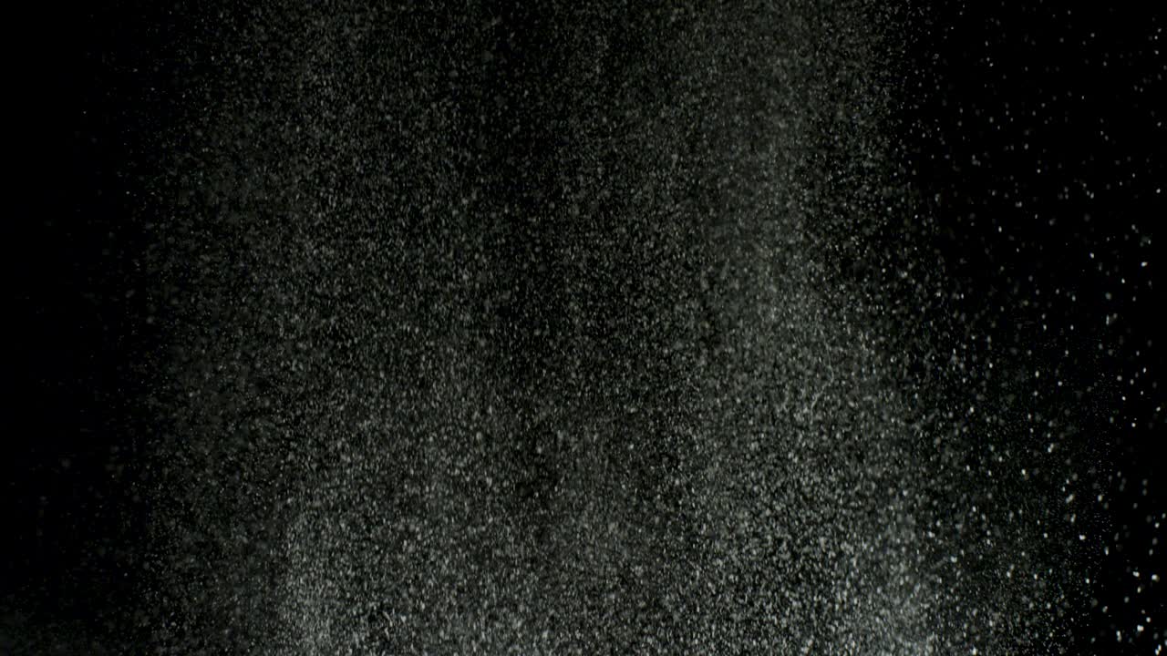 검은 바탕에 물 스프레이