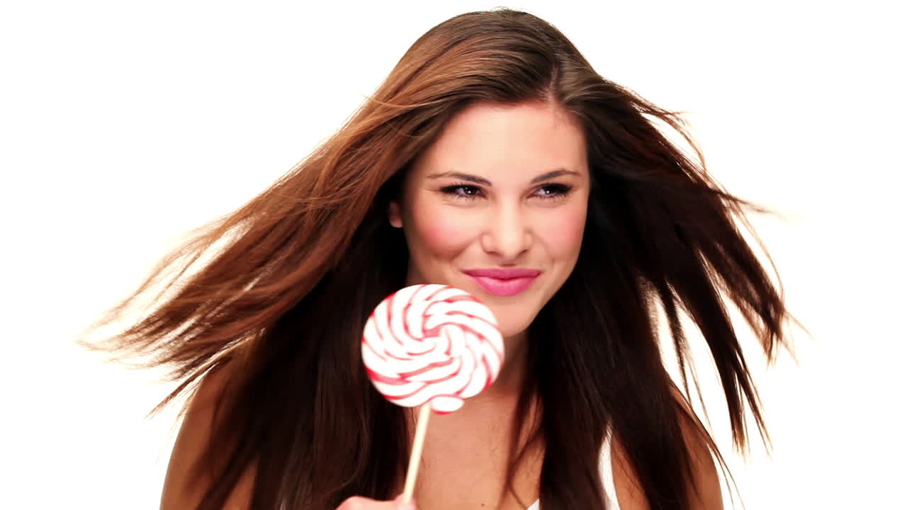 una mujer con una piruleta.