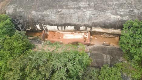 Atemberaubende-Aufnahme-Der-Sigiriya-Pidurangala-Buddha-statue-Unter-Einem-Riesigen-Felsen-In-Der-Natur,-Sri-Lanka