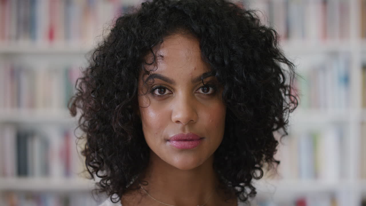 retrato de una mujer hispana joven y atractiva, segura de sí misma, independiente, mujer de aspecto serio, belleza femenina, cámara lenta.