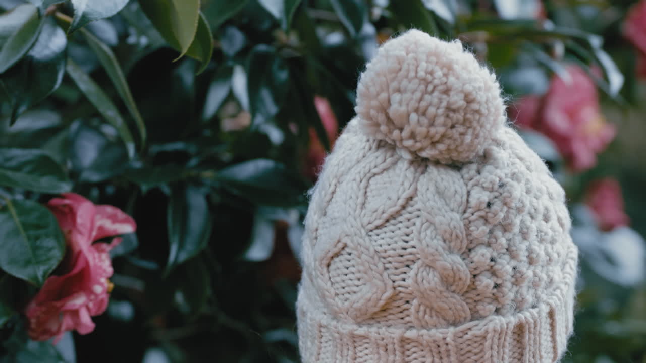 가까운 여자 자연을 즐기고 아름다운 분홍색 꽃을보고 정원 공원에서 자연 봄 시간 아름다움을 즐기고