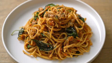 revuelva los espaguetis fritos con almejas y pasta de chile - estilo de comida fusión