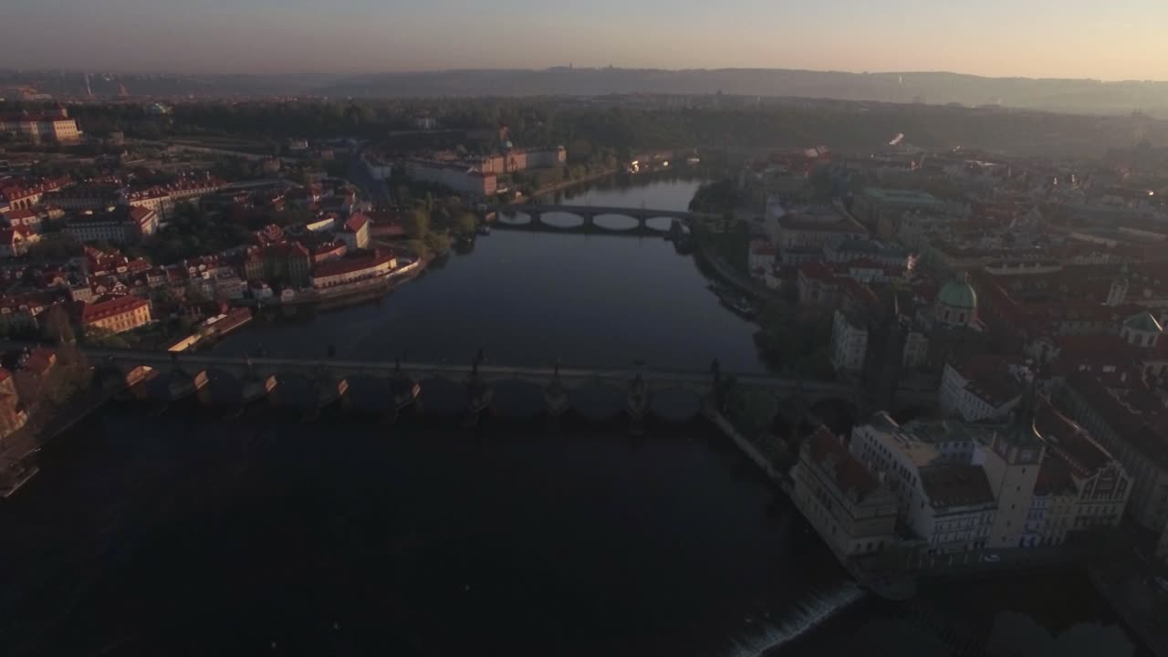 Vista aerea della parte vecchia di Praga e dei ponti sul fiume Moldava all'alba. Ponte Carlo. Paesaggio urbano.