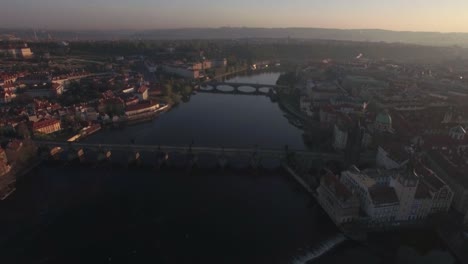 Vista-Aérea-De-La-Parte-Antigua-De-Praga-Y-Puentes-Sobre-El-Río-Moldava-Al-Amanecer.-Paisaje-Urbano-Del-Puente-De-Carlos.