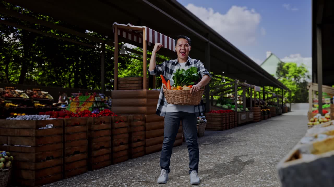 Corpo intero di un felice contadino asiatico con cesto di verdure che festeggia mentre si trova in un mercato agricolo