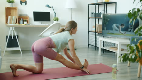 mujer practicando yoga en casa