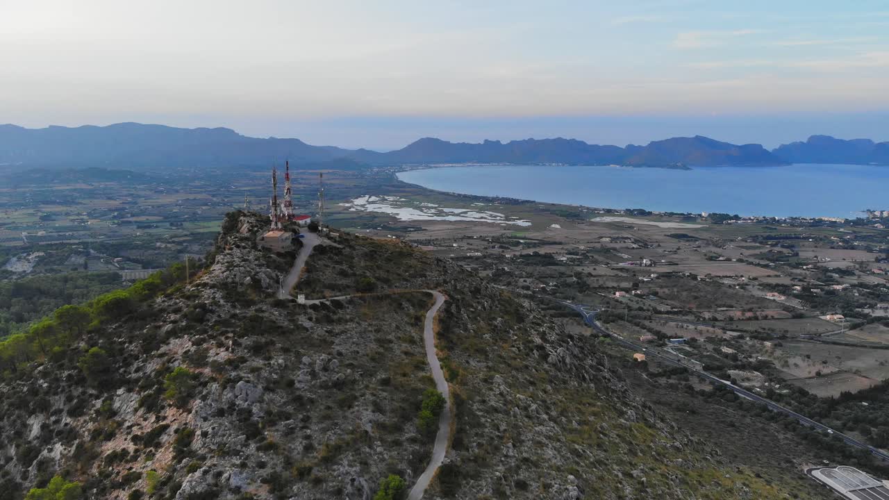 vista de drones de torres de comunicaciones en la cima de una pequeña montaña en mallorca, españa