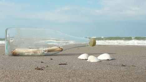 Mensaje-En-Una-Botella-En-La-Playa-De-Arena-1