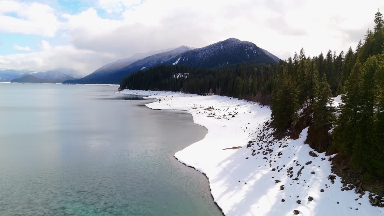 imágenes de drones que muestran nieve en el lago kachess con montañas en el fondo en el estado de washington