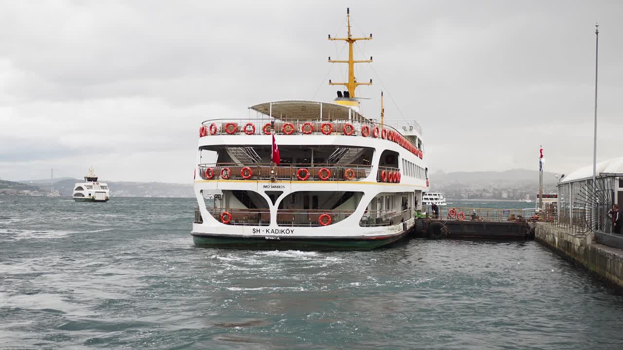 ferry atracado en el puerto de estambul, turquía
