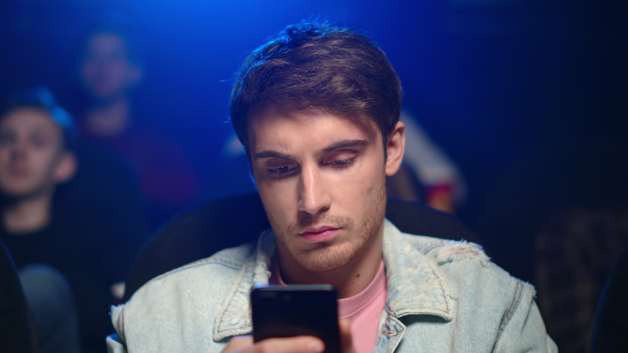 un tipo aburrido viendo una película.