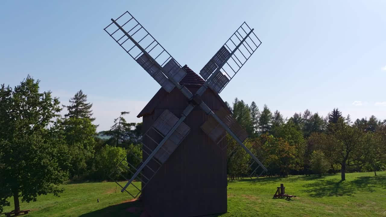 Toma de dron del molino de viento Borovnický Mlýn enclavado en un paisaje verde