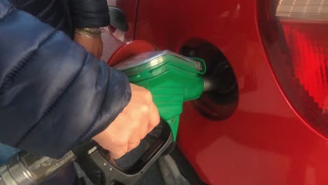 Primer-Plano-De-Una-Conductora-Repostando-Su-Coche-En-Una-Gasolinera