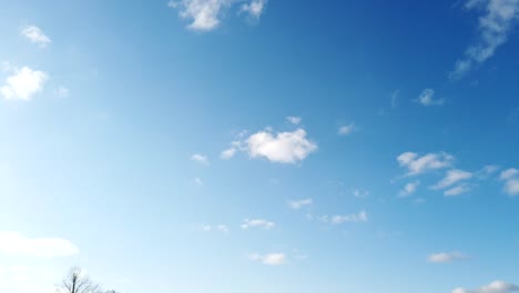 lapso de tiempo de nubes moviéndose sobre el lago en el cielo azul durante una tarde de primavera