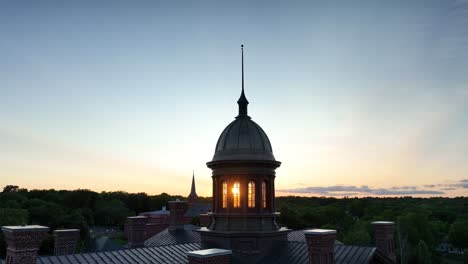 Luftaufnahme-Bei-Sonnenuntergang-Hinter-Dem-Historischen-Gerichtsgebäude-Von-Washington-County,-Minnesota