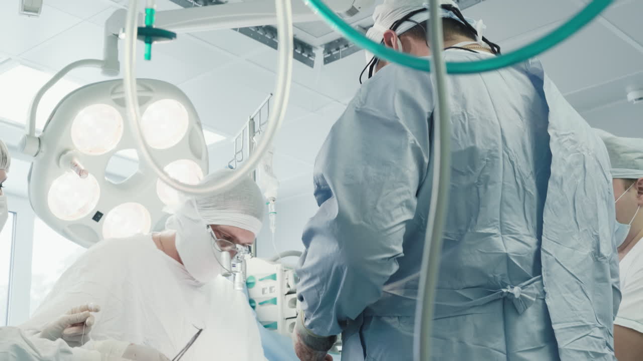 외과팀은 클리닉에서 환자를 수술합니다. 숙련된 심장 외과 의사들은 수술실에서 관상동맥 우회 수술을 수행합니다.