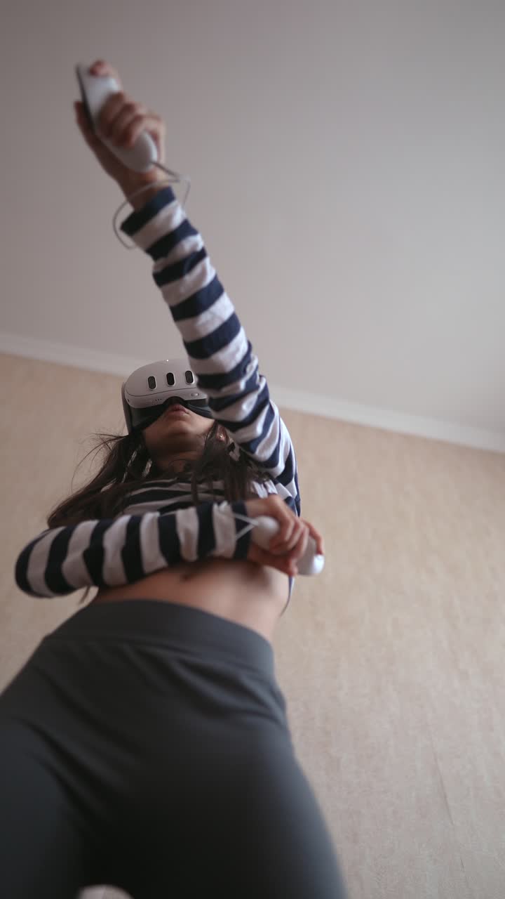 niña jugando al juego vr