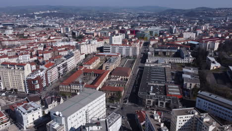 Vista-Aérea-De-La-Escuela-Claude-fauriel-Y-La-Ciudad-De-Saint-etienne-En-Francia