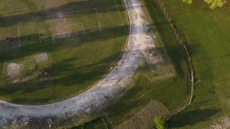 Kinder-Laufen-Auf-Der-Strecke-Um-Den-Fußballplatz-Herum