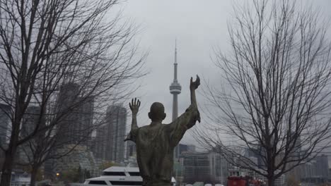 Torre-CN-Y-Horizonte-De-Toronto-Detrás-De-La-Estatua-Del-Hombre-Jubiloso,-Vista-Estática