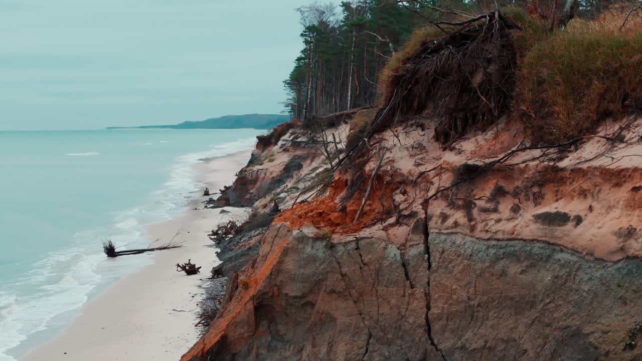 costa polaca del mar báltico después de la tormenta